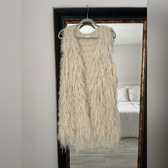 Felicity Fuzzy Ivory Women's Faux Fur Vest - Picture 2 of 4